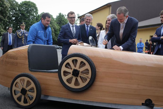 El Rey de España Felipe VI (d) durante uno de los actos centrales del Tour del Talento, en el Auditorio Municipal Gustavo Freire, a 5 de mayo de 2023, en Lugo