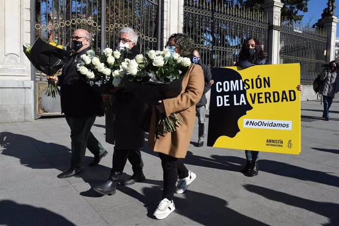 Archivo - El director de Amnistía Internacional y familiares de mayores fallecidos en residencias durante la pandemia en un acto para denunciar la falta de investigación.