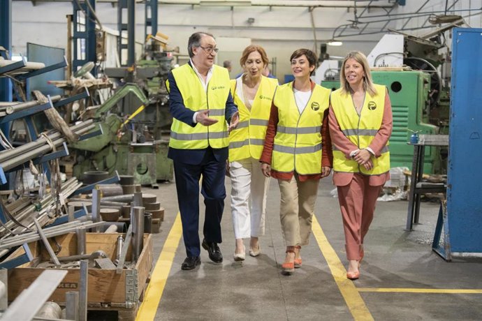 La ministra de Política Territorial y Portavoz del Gobierno, Isabel Rodríguez, ha visitado este viernes en Tomelloso, junto a su alcaldesa, Inmaculada Jiménez Serrano, la empresa Pramar y la cooperativa Virgen de las Viñas.