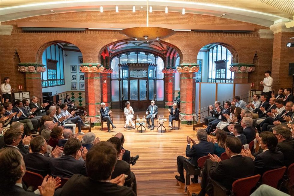La presidenta de Banco Santander, Ana Botín, y el consejero delegado, Héctor Grisi, durante la reunión con empresarios en Barcelona.
