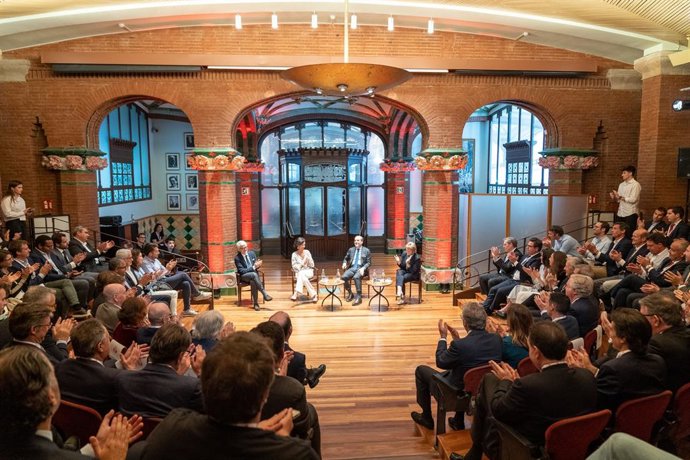 La presidenta de Banco Santander, Ana Botín, y el consejero delegado, Héctor Grisi, durante la reunión con empresarios en Barcelona.