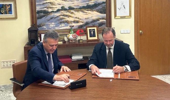 Los presidentes de la Fundación Caja Rural del Sur y del Banco de Alimentos firman un nuevo convenio de  colaboración.