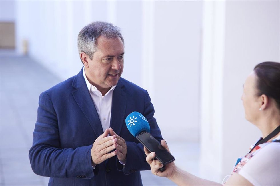 El secretario general del PSOE de Andalucía y Portavoz del Grupo Parlamentario Socialista, Juan Espadas, atiende a los medios de comunicación tras la reunión con los representantes sindicales sanitarios en el Parlamento de Andalucía, a 5 de mayo de 2023
