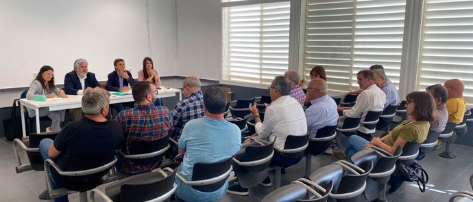 Els diputats Albert Batet, Irene Negre, Mnica Sales i Salvador Vergés amb els regants a l'Aldea