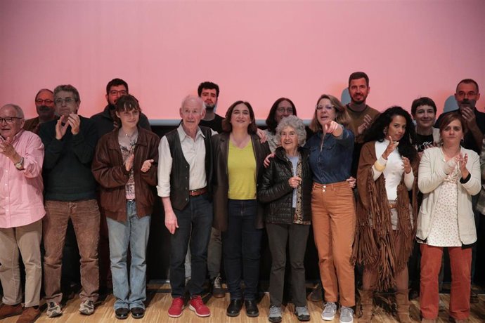 La alcaldesa de Barcelona y candidata de BComú, Ada Colau, junto a otros integrantes de la lista del partido a la Alcaldía de Barcelona.