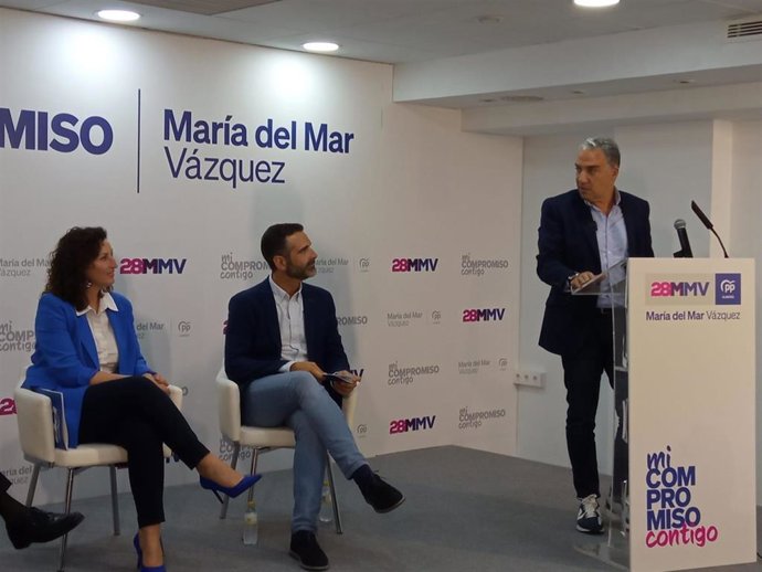 El coordinador general del PP, Elías Bendodo, junto al portavoz de la Junta de Andalucía, Ramón Fernández-Pacheco, y la alcaldesa de Almería, María del Mar Vázquez.