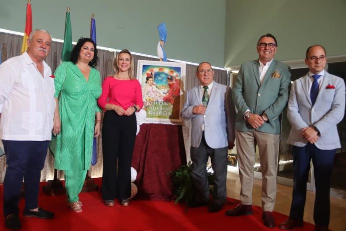 La alcaldesa de Alcalá, con el cartelista y la pregonera de la Feria, en compañia de representantes de la Corporación.