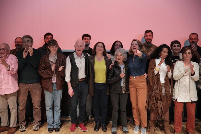 L'alcaldessa de Barcelona i candidata de BComú, Ada Colau, amb altres integrants de la llista del partit a l'alcaldia de Barcelona