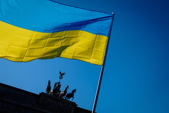 Archivo - March 13, 2022, Berlin, Berlin, Germany: The Ukrainian flag can be seen in front of the Brandenburg Gate as tens of thousands people rally under the slogan ''Stop the war. Peace and solidarity for the people of Ukraine'' from Alexanderplatz to S