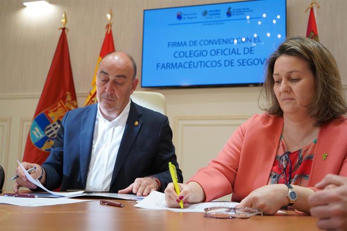 El presidente de la Diputación y la presidenta del Colegio de Faramacéuticos durante la renovación del acuerdo.
