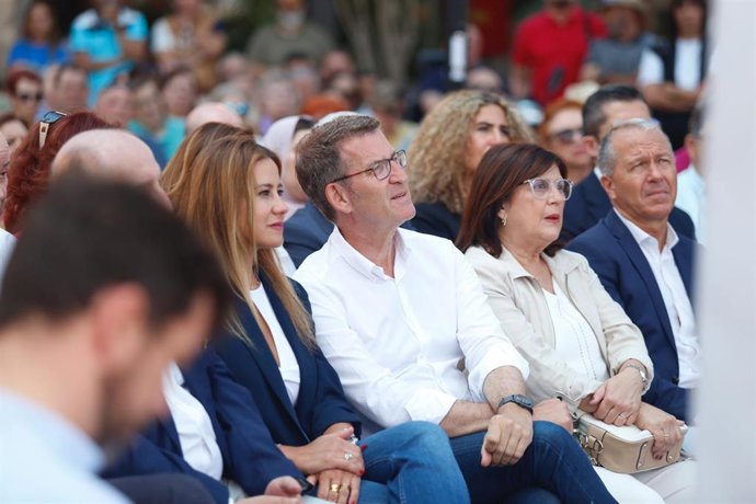 El presidente del Partido Popular, Alberto Núñez Feijóo (c), durante un acto de precampaña del Partido Popular, a 5 de mayo de 2023, en Melilla (España). El acto se celebra de cara a las próximas elecciones municipales y autonómicas del 28 de mayo. Esta