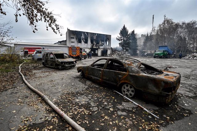 Archivo - Vehículos destruidos por un misil ruso en la región ucraniana de Zaporiyia