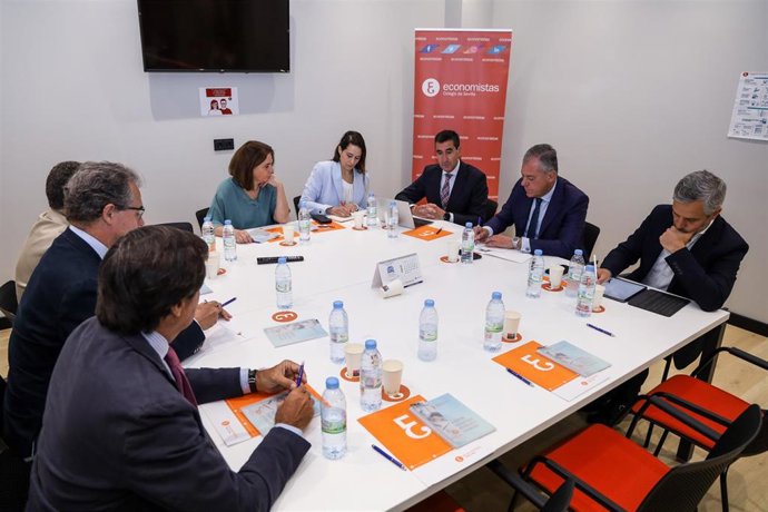 Sanz con el Colegio de Economistas