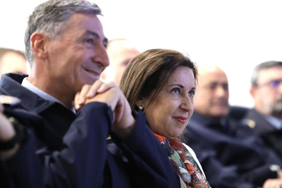 El teniente general Francisco González-Expresati, y la ministra de Defensa, Margarita Robles, durante su visita al ALA 31 y el Escuadrón de Apoyo al Despliegue Aéreo del Ejército del Aire y del Espacio, en la Base Aérea de Zaragoza.