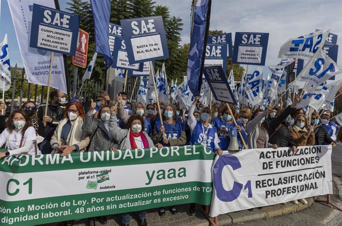 Archivo - Técnicos en cuidados de enfermería (TCE) durante una concentración, archivo