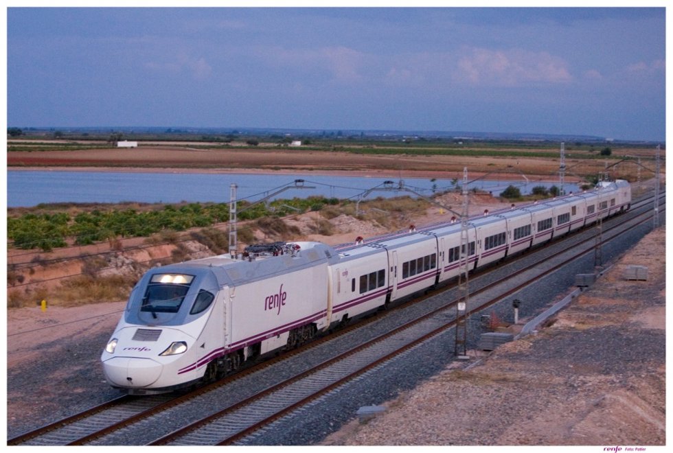 Archivo - Un tren de Renfe. Imagen de archivo.