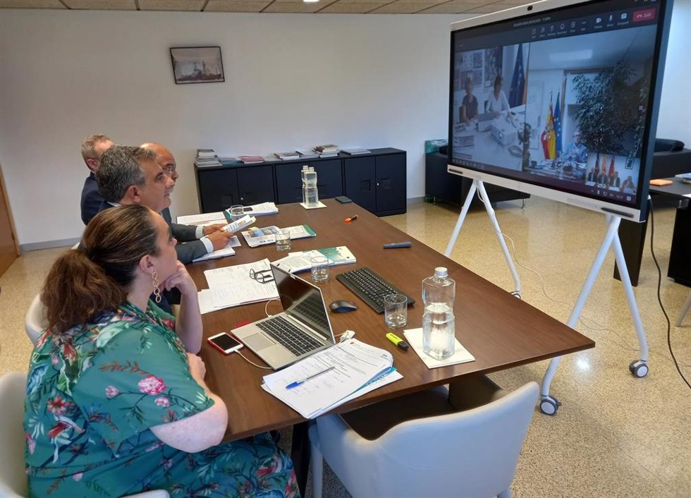 El Consejero Juan María Vázquez, Junto Con Sus Directores Generales De Mar Menor, Medio Natural Y Medio Ambiente, Durante La Reunión Con El Secretario De Estado De Medio Ambiente Por Videollamada.