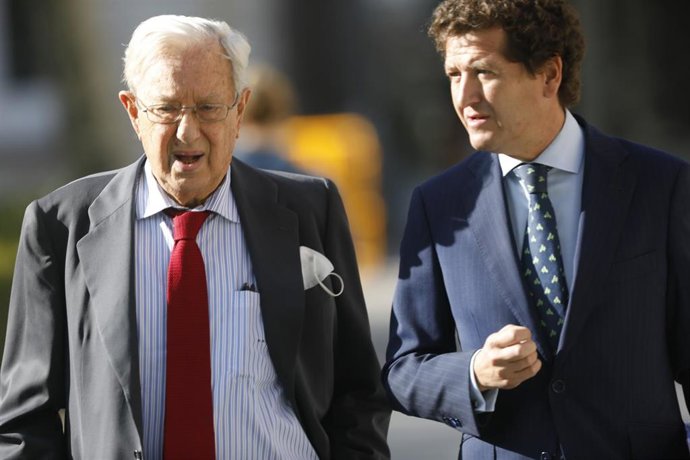 Archivo - El ex embajador de España en Venezuela Raúl Morodo (i) y su abogado Pablo Rodríguez Mourullo a su llegada a la Audiencia Nacional para declarar como imputado por el dinero que él y su entorno habrían recibido de la petrolera venezolana PDVSA, 