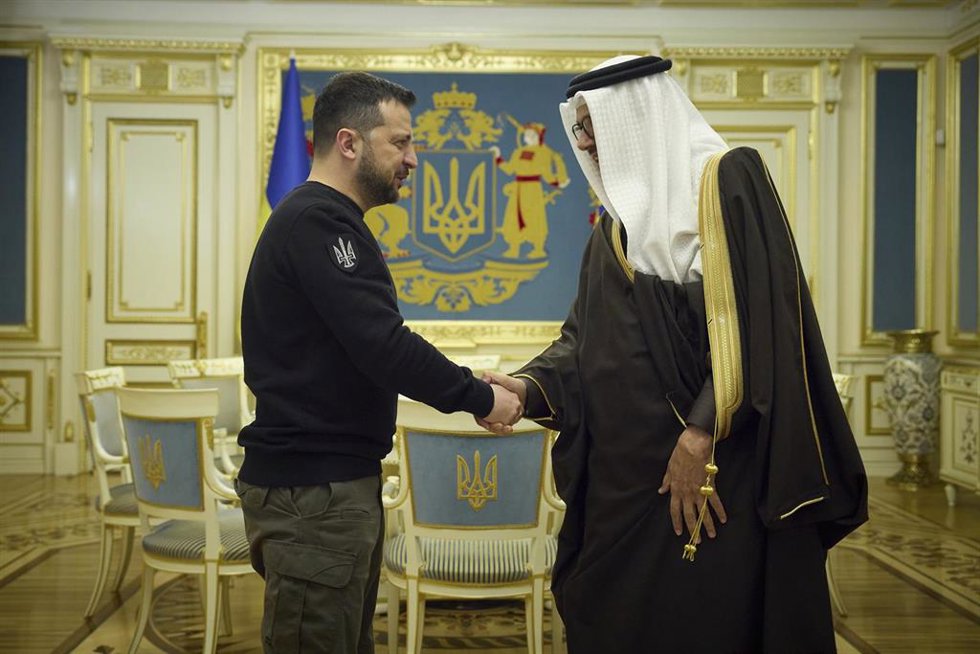 El presidente ucraniano, Volodimir Zelenski, recibe en Kiev al ministro de Asuntos Exteriores de Bahréin, Abdul Latif Rashid al Zayan.
