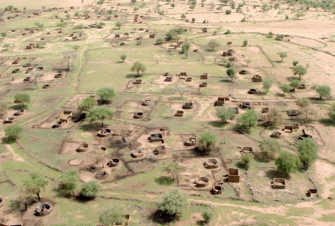 Archivo - July 12, 2004 - U.S. - KRT WORLD NEWS STORY SLUGGED: SUDAN-WARCRIMES KRT PHOTO BY EVELYN HOCKSTEIN/KRT (July 15) An abandoned village in the West Darfur region of Sudan is shown from a helicopter on Monday, July 12, 2004. (gsb) 2004 (Diversity)