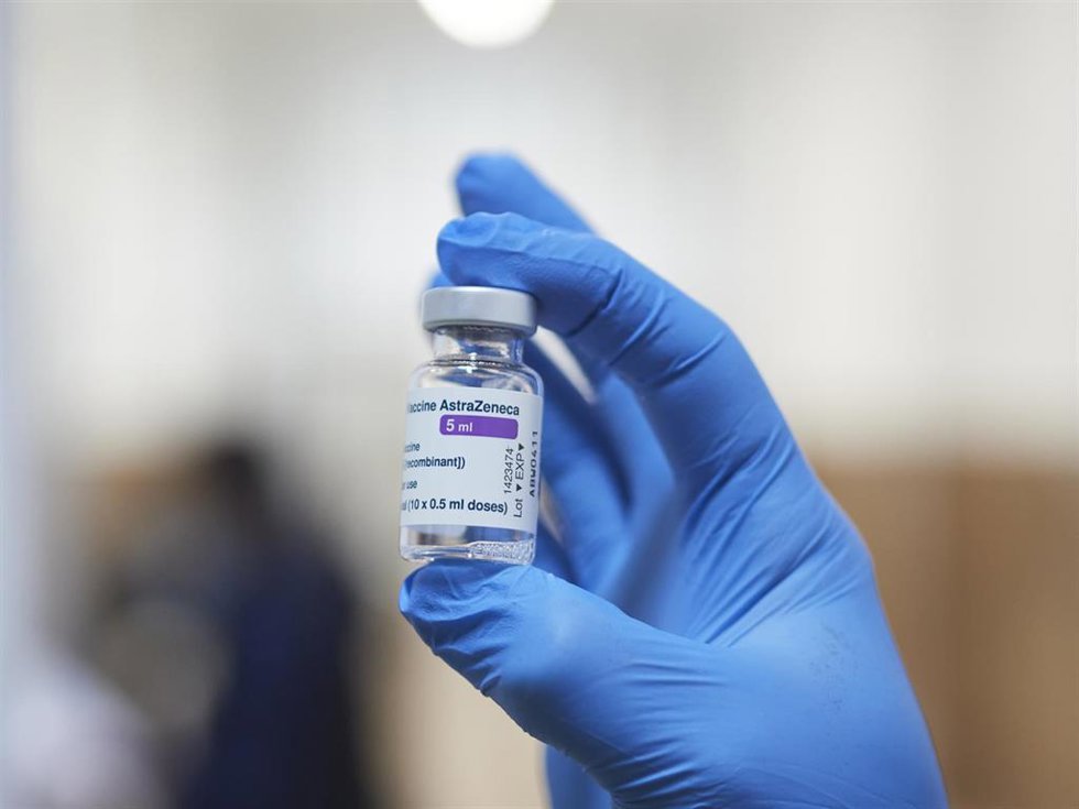 Archivo - Una sanitaria con un vial de la vacuna de AstraZeneca.