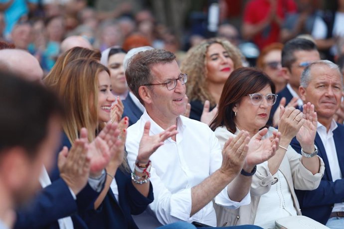 El presidente del Partido Popular, Alberto Núñez Feijóo (c), durante un acto de precampaña del Partido Popular, a 5 de mayo de 2023, en Melilla (España). El acto se celebra de cara a las próximas elecciones municipales y autonómicas del 28 de mayo. Esta