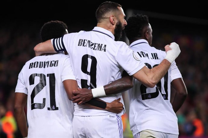 Karim Benzema celebran un gol con sus compañeros del Real Madrid Rodrygo Goes y Vinicius Júnior. 