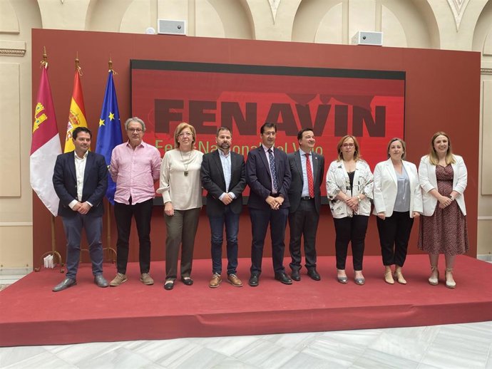 Firma del convenio de colaboración para la celebración de Fenavin 2023.