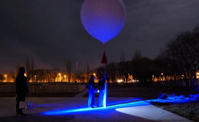El Dr. BAI Zhixuan y sus colegas lanzaron un globo en Golmud, provincia de Qinghai, en marzo de 2021, como parte de la campaña SWOP.