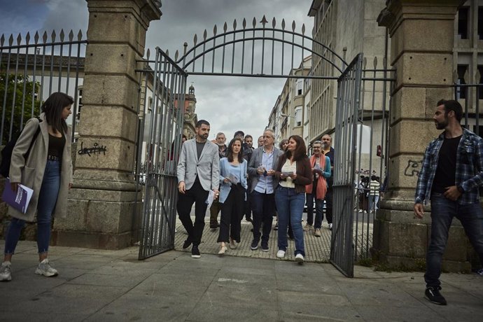 El líder de Podemos Galicia, Borja San Ramón (2i); la ministra de Derechos Sociales y Agenda 2030 y secretaria general de Podemos, Ione Belarra (3i), y el candidato de Podemos a la alcaldía de Ourense, Toño Naval (3d), conversan a su llegada a Ourense, 