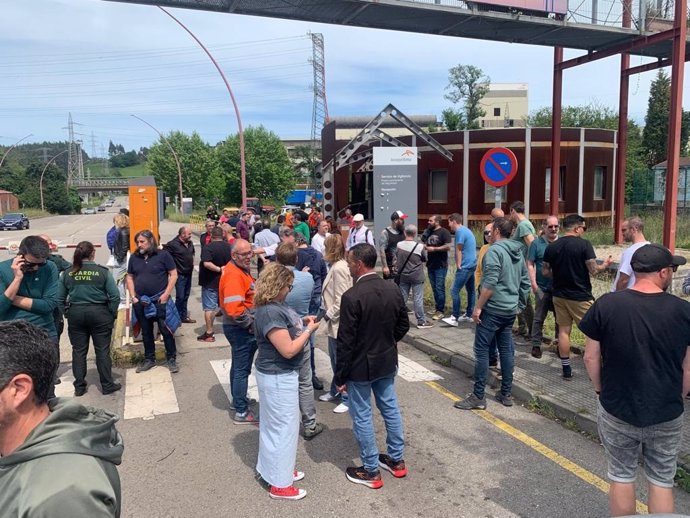 Concentración de trabajadores de ArcelorMittal en Asturias, durante la jornada de huelga convocada por los Comités de Empresa de Gijón y Avilés