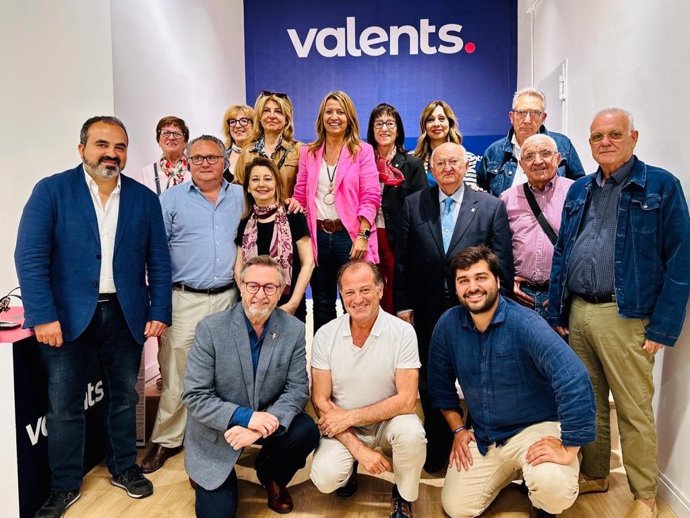 La candidata de Valents a Barcelona, Eva Parera, i altres membres del partit