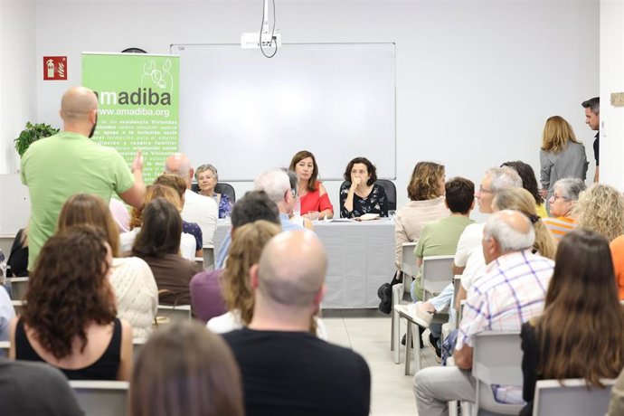 La presidenta del Govern, Francina Armengol, y la consellera de Asuntos Sociales, Fina Santiago, se reunen con representantes y miembros de Amadiba.