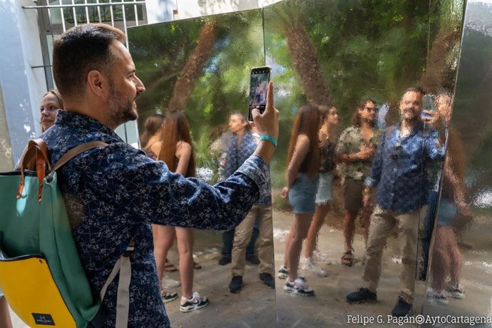 Recorrido por las instalaciones artísticas del festival Mucho Más Mayo