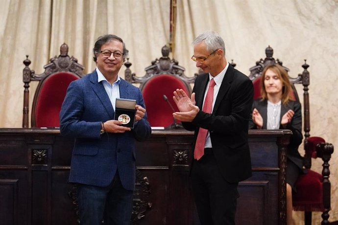 Universidad de Salamanca. El presidente de Colombia Gustavo Petro recibe la medalla de la Universidad