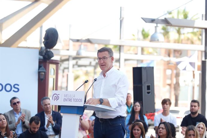 El presidente del Partido Popular, Alberto Núñez Feijóo, participa en un acto de precampaña del Partido Popular, a 5 de mayo de 2023, en Melilla (España).  