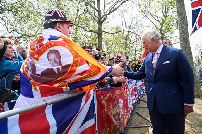 El rei Carles III saluda uns ciutadans prop del palau de Buckingham
