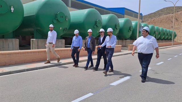 El subdelegado de Gobierno visita la desaladora de Carboneras (Almería).