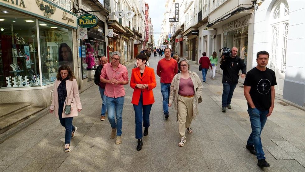 Ana Pontón pasea por el centro de Ferrol junto al candidato a la Alcaldía de la ciudad naval, Iván Rivas