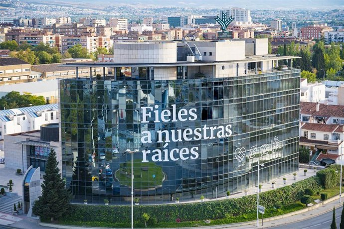 Archivo - Fachada de Caja Rural Granada