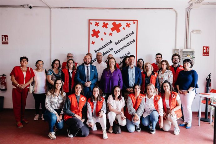 La consejera de Acción Social del Cabildo de Tenerife, Marian Franquet (c), junto a voluntarios de Cruz Roja en el centro para personas sin hogar de Puerto de la Cruz