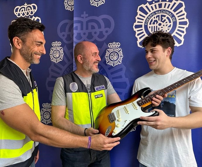 Agentes de la Policía Nacional entregan a su propietario la guitarra sustraída.