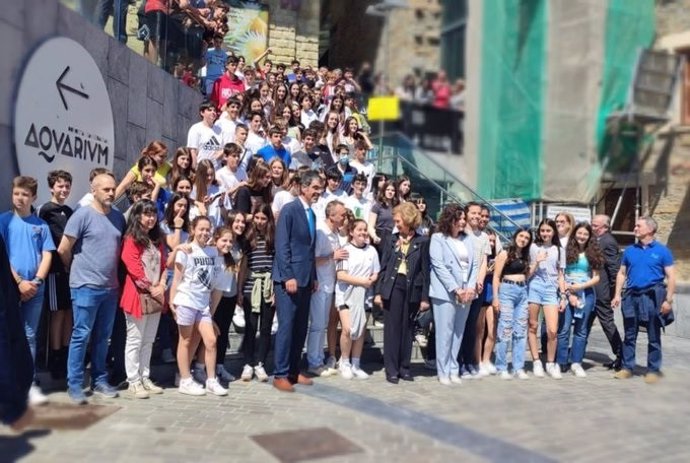 Escolares de Jesuitas de Logroño se realizan varias fotografías en Vitoria con la reina Sofía