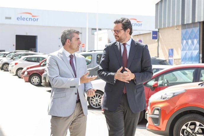 El presidente del PP de Canarias y candidato a la Presidencia del Gobierno de Canarias, Manuel Domínguez, con el candidato del PP a la Alcaldía de Telde, Sergio Ramos