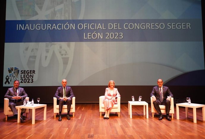 Miembros De La Organización Del Congreso Y El Alcalde De León, Durante La Inauguración Del Evento.
