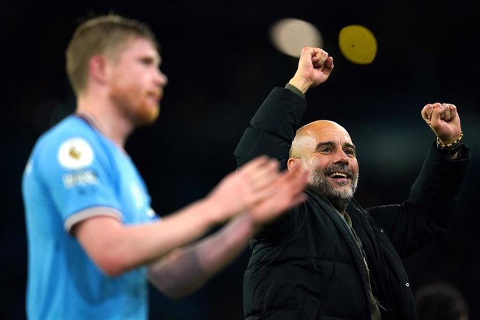 Archivo - Manchester City manager Pep Guardiola (R) and Kevin De Bruyne celebrate victory