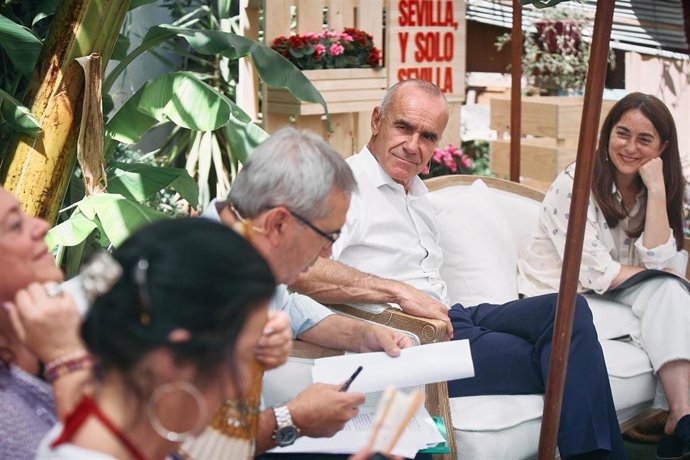 El alcalde de Sevilla y candidato a revalidar la Alcaldía, Antonio Muñoz, reunido con representantes del sector cultural.