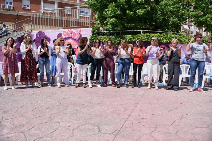 Foto de familia de los asistentes al acto de precampaña de Podemos Valentía y feminismo para transformar, junto al mural feminista de Getafe, a 5 de mayo de 2023, en Getafe, Madrid (España). Al evento han asistido las candidatas de Podemos a las elecc
