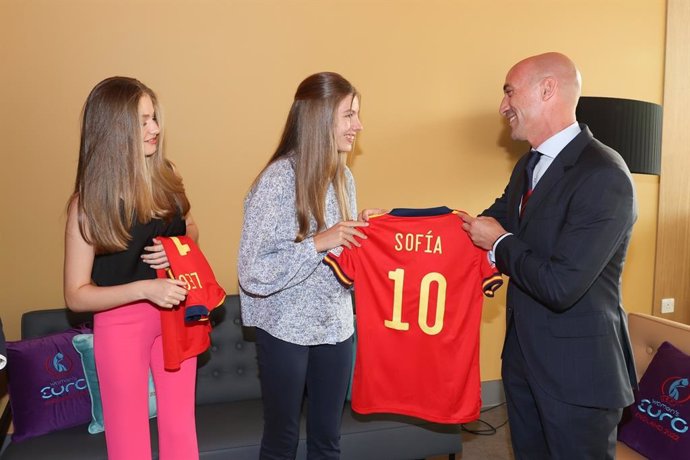 Archivo - La infanta Sofía recibe una camiseta tras presenciar un encuentro de la selección femenina de fútbol en Londres junto a la Princesa de Asturias