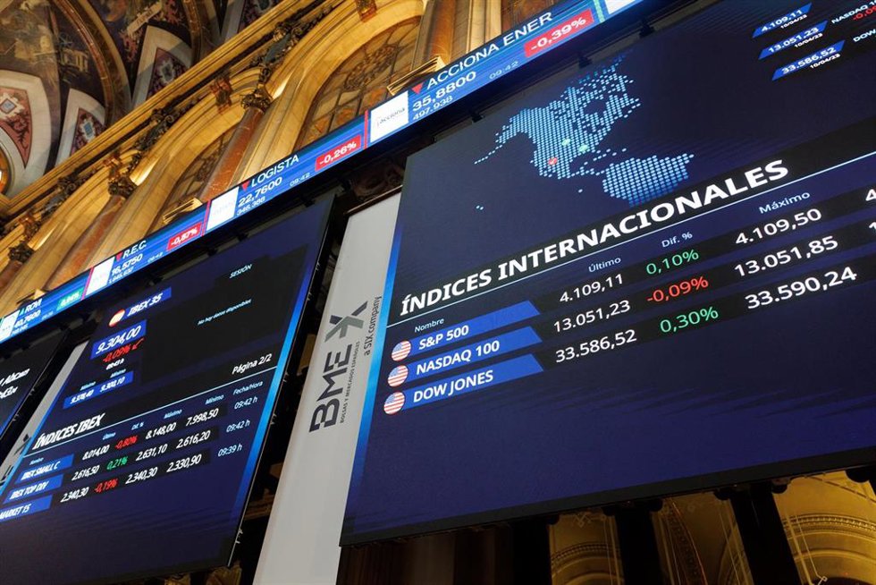 Un panel del IBEX 35 en el Palacio de la Bolsa de Madrid, a 11 de abril de 2023, en Madrid (España). El Ibex 35 ha iniciado la sesión de hoy con una subida del 0,51%, hasta los 9.359 puntos, tras el parón de Semana Santa, en una jornada en la que los in